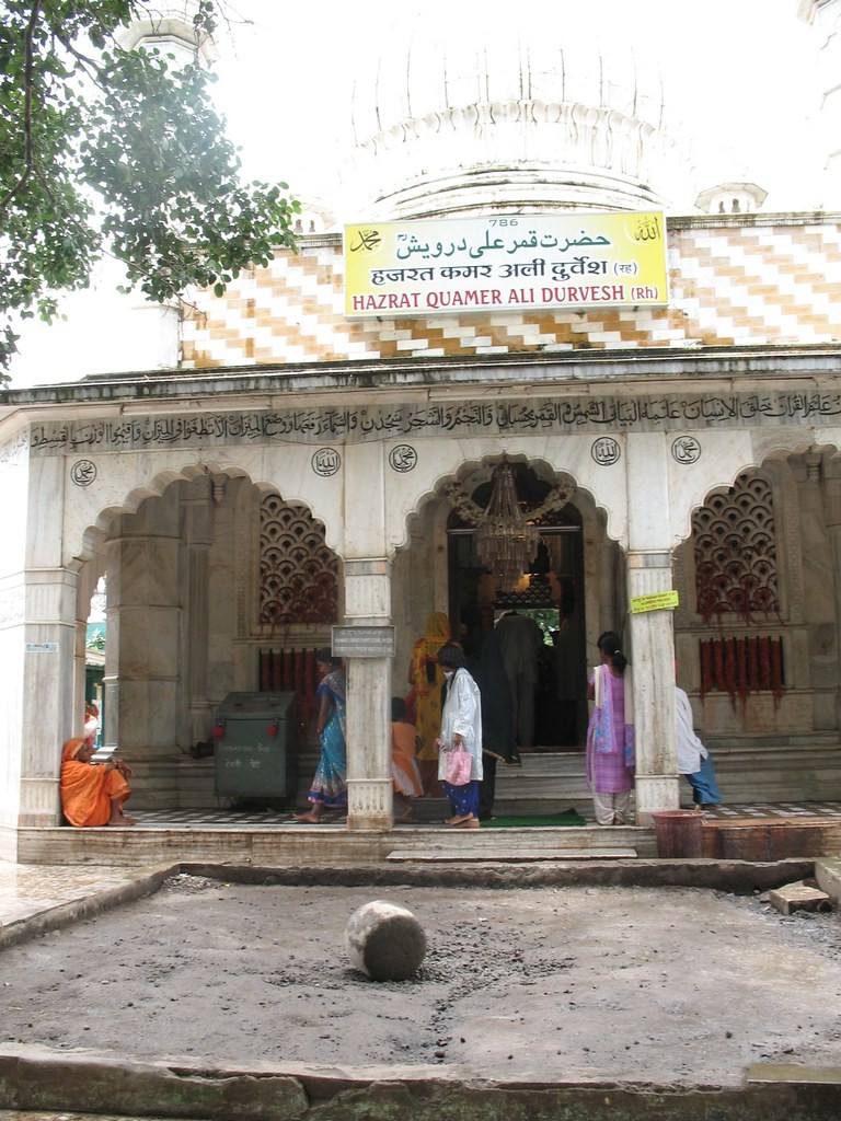 Ông làm điều này vì muốn chứng minh với mọi người sức mạnh tinh thần lớn hơn sức mạnh thể chất. Vì vậy, ông yêu cầu đặt hòn đá đó cạnh mộ của mình và dặn dò: nếu 11 người đàn ông chỉ ngón tay trỏ của bàn tay phải vào phía dưới hòn đá và gọi tên ông thì nó sẽ bay lên cao quá đầu người.