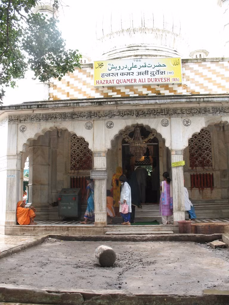 Ông làm điều này vì muốn chứng minh với mọi người sức mạnh tinh thần lớn hơn sức mạnh thể chất. Vì vậy, ông yêu cầu đặt hòn đá đó cạnh mộ của mình và dặn dò: nếu 11 người đàn ông chỉ ngón tay trỏ của bàn tay phải vào phía dưới hòn đá và gọi tên ông thì nó sẽ bay lên cao quá đầu người.