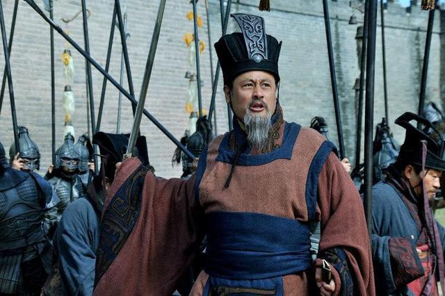 Kể từ khi về dưới trướng Tào Tháo, Giả Hủ nhiều lần bày mưu tính kế giúp quân chủ ly gián Mã Siêu và Hàn Toại. Nhờ vậy mà Tào Tháo bình định được Quan Trung.