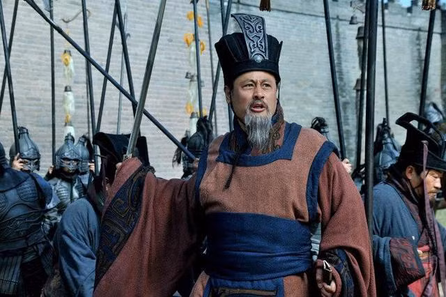 Kể từ khi về dưới trướng Tào Tháo, Giả Hủ nhiều lần bày mưu tính kế giúp quân chủ ly gián Mã Siêu và Hàn Toại. Nhờ vậy mà Tào Tháo bình định được Quan Trung.