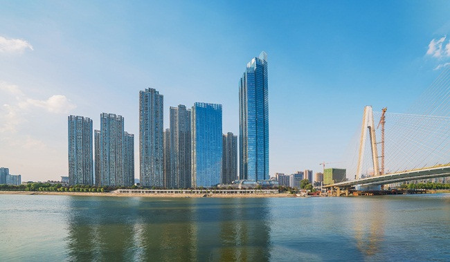 Đây là thành phố đông dân nhất ở miền trung Trung Quốc với 11 triệu dân. Vũ Hán được coi là trung tâm kinh tế tài chính của miền Trung Trung Quốc.