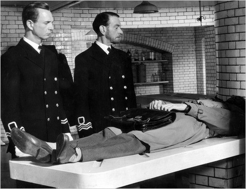 Đúng như kế hoạch, tình báo phát xít Đức phát hiện thông tin về xác chết và cặp tài liệu trên.