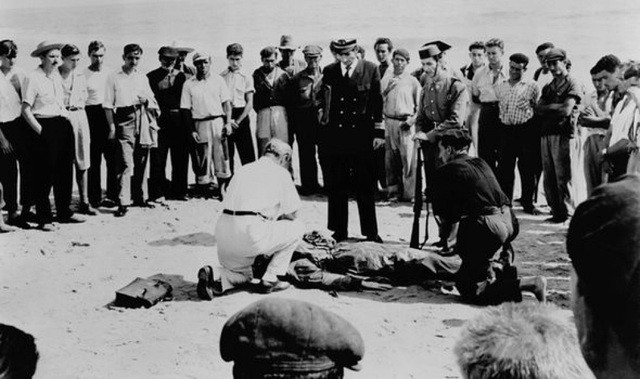 Cụ thể, tháng 4/1943, tàu ngầm của Hải quân Hoàng gia Anh bí mật thả một xác chết của người vô gia cư xuống biển để nó trôi dạt vào bờ thuộc thành phố Huelva (Tây Ban Nha).