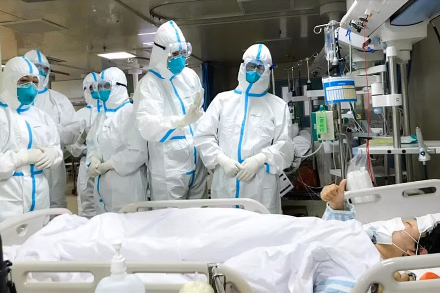 Trước diễn biến nguy hiểm của virus corona gây viêm phổi ngày càng khiến nhiều người lây nhiễm, dư luận nhớ đến nỗi kinh hoàng về hội chứng suy hô hấp cấp (hay còn gọi đại dịch SARS) xảy ra vào 17 năm trước.