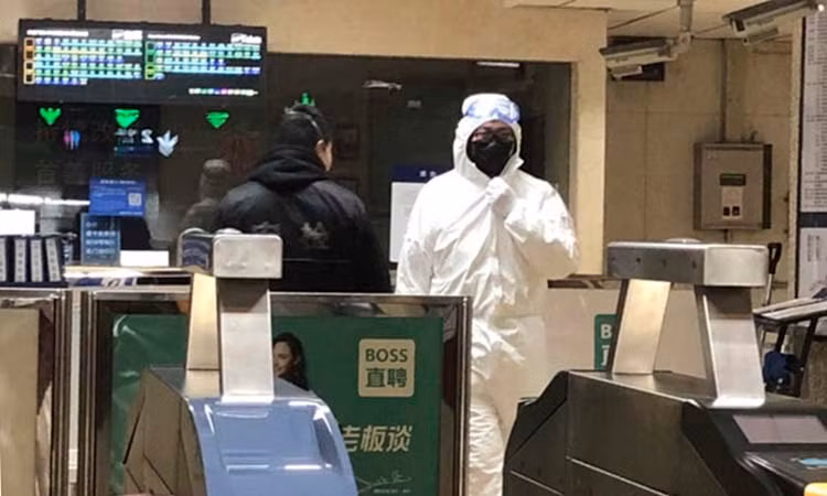 Theo đó, Bộ Y tế Việt Nam phối hợp chặt chẽ với Tổ chức Y tế thế giới để kiểm soát dịch bệnh. Dù vậy, số bệnh nhân tại Việt Nam tiếp tục tăng thêm, bao gồm việc đại dịch SARS lây lan sang 37 bác sĩ, y tá, nhân viên của bệnh viện Việt - Pháp.