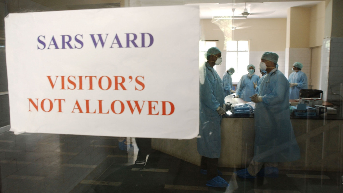 Ngày 26/2/2003 được coi là ngày bệnh SARS chính thức xâm nhập vào Việt Nam khi các bác sĩ phát hiện bệnh nhân đầu tiên là ông Johnie Chun Cheng nhập viện tại Bệnh viện Việt - Pháp với những triệu chứng sốt cao, ho khan và đau cơ.