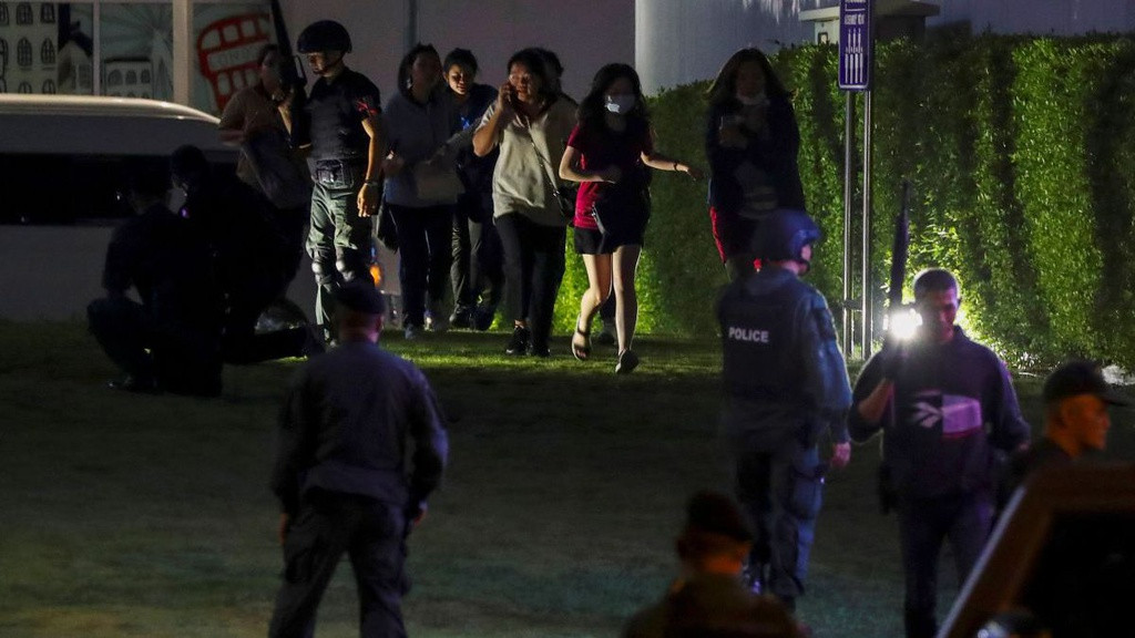 Facebook - 'con dao hai luoi' trong vu quan nhan Thai xa sung dam mau-Hinh-2