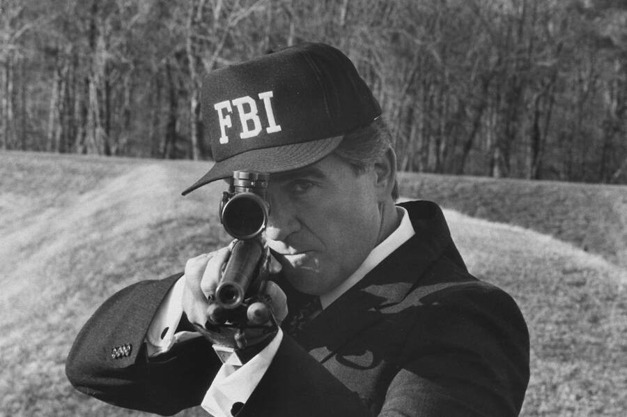 Chuyên gia Douglas tiết lộ bản thân có những "tuyệt chiêu" để khai thác thông tin từ những tên sát nhân "cứng đầu" nhất. Theo chia sẻ của chuyên gia Douglas, trước khi "đấu trí" với tên sát nhân thì cần phải nắm rõ hồ sơ, tư liệu về các vụ án do chúng thực hiện.