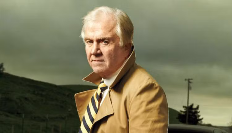 Trong những lần gặp đầu tiên, ông Douglas dùng máy ghi âm hoặc sổ ghi chép. Khi ấy, tên sát nhân trở nên đề phòng hơn và không muốn nói chuyện.