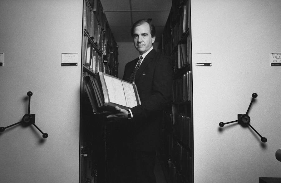 John Douglas một trong những chuyên gia FBI trong việc lập hồ sơ tội phạm. Ông đã phỏng vấn và "đấu trí" với nhiều kẻ sát nhân hàng loạt khét tiếng tại Mỹ như Dennis Rader, John Wayne Gacy, David Berkowitz, Edmund Kemper...