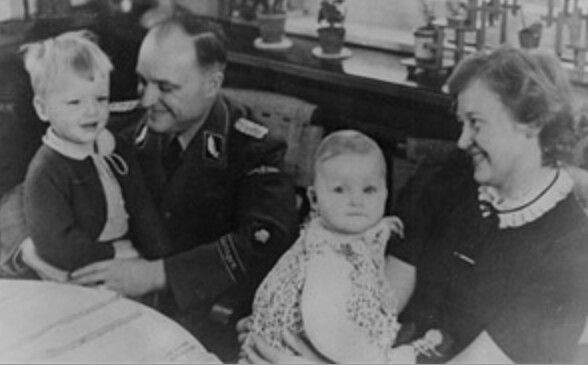 Cụ thể, tháng 5/1937, Ilse Koch kết hôn với Karl Otto Koch - đại tá lực lượng SS và từng là chỉ huy trại Sachsenhausen. Đến mùa hè năm 1937, Karl Otto Koch được chuyển đến trại tập trung Buchenwald.