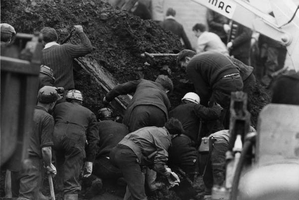 Một phụ nữ khác kể rằng nằm mơ thấy một ngôi trường bị vùi lấp do sạt lở. Nạn nhân trong thảm kịch hầu hết là trẻ em. Những người có giấc mơ tiên tri trên không thể ngờ rằng những điều họ nhìn thấy trong giấc mơ thực sự xảy ra.