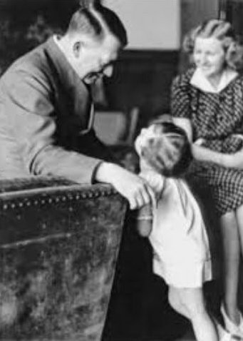 Vì yêu, Braun sẵn sàng làm mọi điều chỉ để được gặp Hitler và được y chú ý, quan tâm nhiều hơn. Do bận rộn công việc nên trong thời gian yêu đương, Hitler nhiều lần bỏ bê, không chăm sóc người tình trẻ Braun.