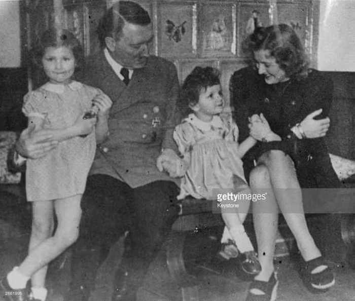 Lần đầu tiên Braun gặp trùm Hitler là vào tháng 10/1929 khi bà chỉ mới 17 tuổi và bắt đầu làm việc tại studio của nhiếp ảnh gia Heinrich Hoffmann. Hai người ngay lập tức bị đối phương thu hút và rơi vào lưới tình không lâu sau.