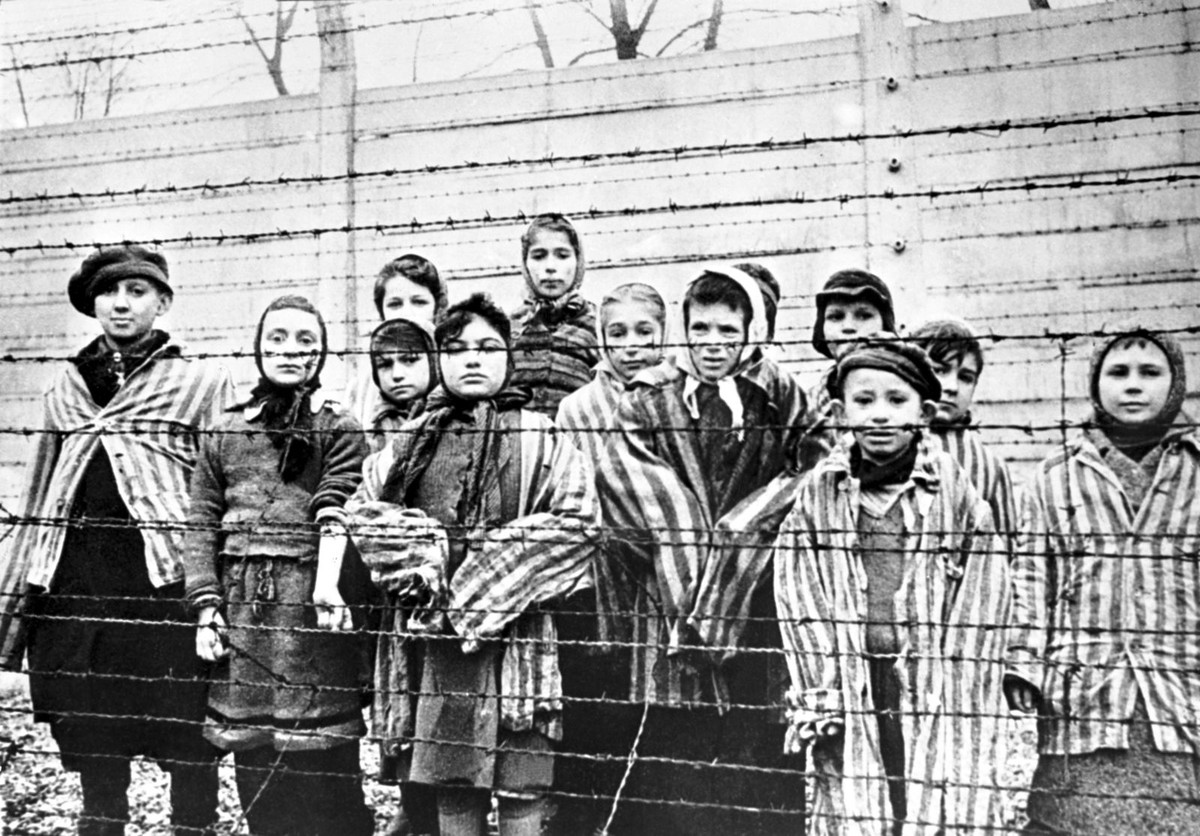 Trẻ em tại trại Auschwitz khi quân đội Liên Xô tiến vào giải phóng năm 1945.