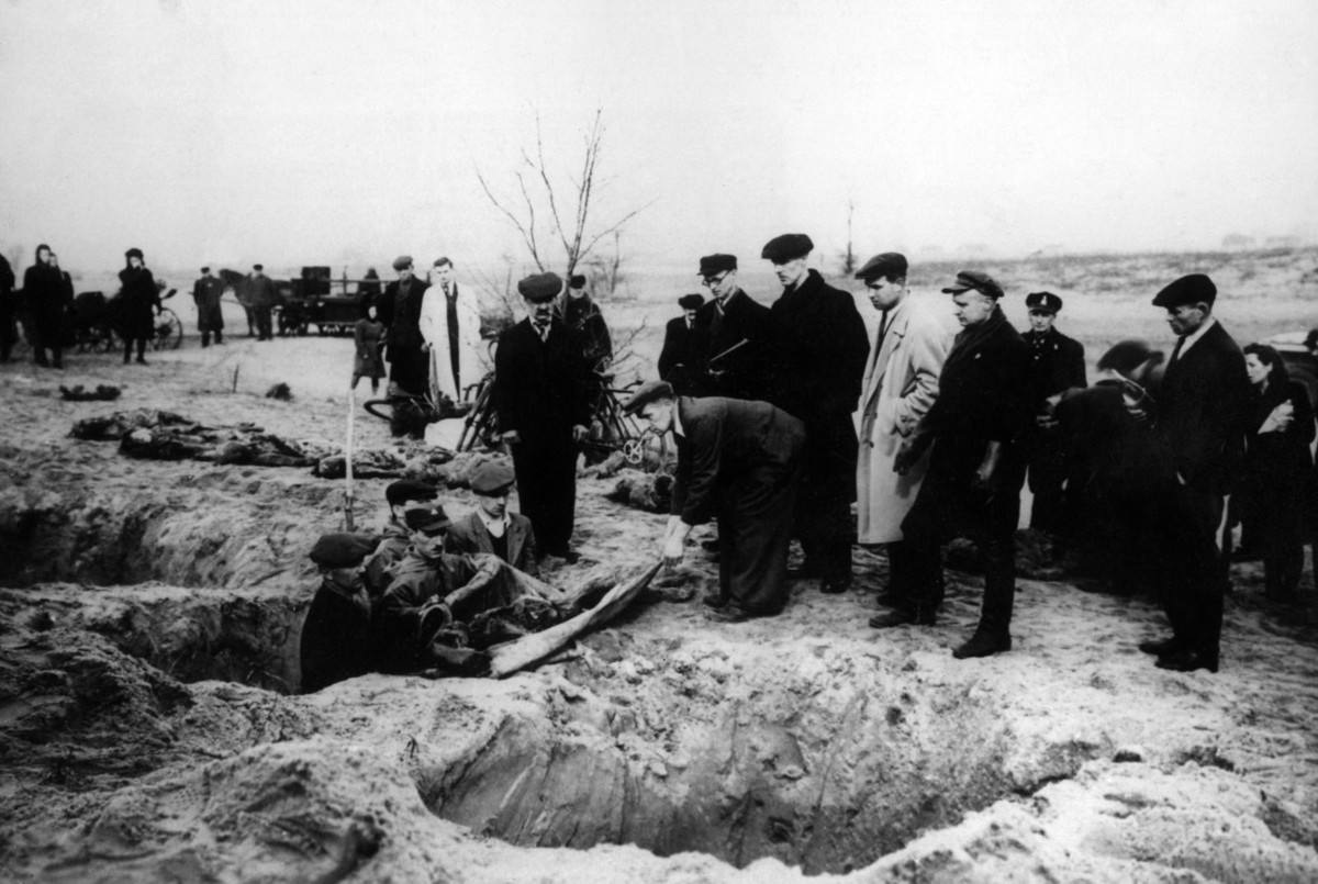 Binh sĩ và dân thường đào những hố chôn tập thể tại Auschwitz để đưa thi thể những nạn nhân xấu số bị phát xít Đức giết hại đến nơi chôn cất.