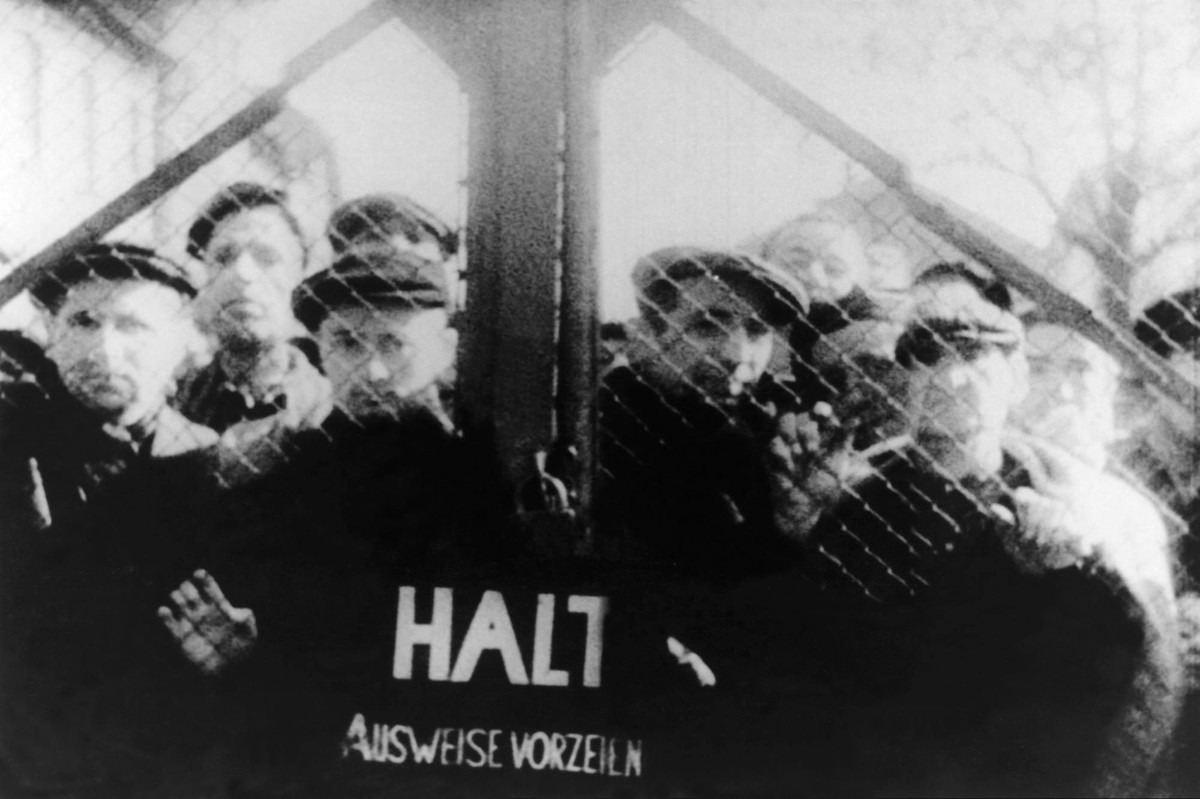 Kể từ khi đi vào hoạt động, trại tử thần Auschwitz của Hitler là nơi tàn sát hơn 1,1 triệu người. Vào ngày 17/1/1945, quân đội Liên Xô tiến hành giải phóng trại tập trung khét tiếng này. Trong ảnh là nhiều tù nhân đứng ở cổng trại tập trung Auschwitz khi binh sĩ Liên Xô tiến vào.