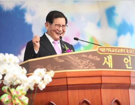 Trong bối cảnh ngày càng có nhiều tín đồ của giáo phái Tân Thiên Địa nhiễm virus SARS-CoV-2, Lee Man-hee đã gửi tin nhắn đến các tín đồ trong một ứng dụng nội bộ.