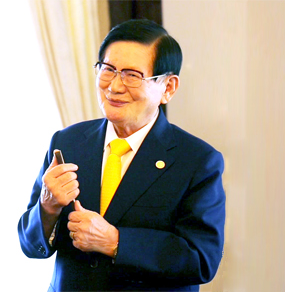 Lee Man-hee tự nhận mình là nhà tiên tri gánh vác trách nhiệm của Chúa và Chúa Jesus đã hiện ra rực sáng trước mắt ông.