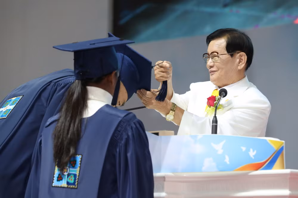 Trong đó, giáo chủ giáo phái nói rằng dịch bệnh này là do ác quỷ gây ra để ngăn chặn sự phát triển của Tân Thiên Địa. Ông kêu gọi tín đồ tuân theo chỉ đạo từ các cơ quan chính phủ và tránh tụ họp. video: Vì sao virus Corona được đặt tên mới SARS-CoV-2? (nguồn: VTC Now)