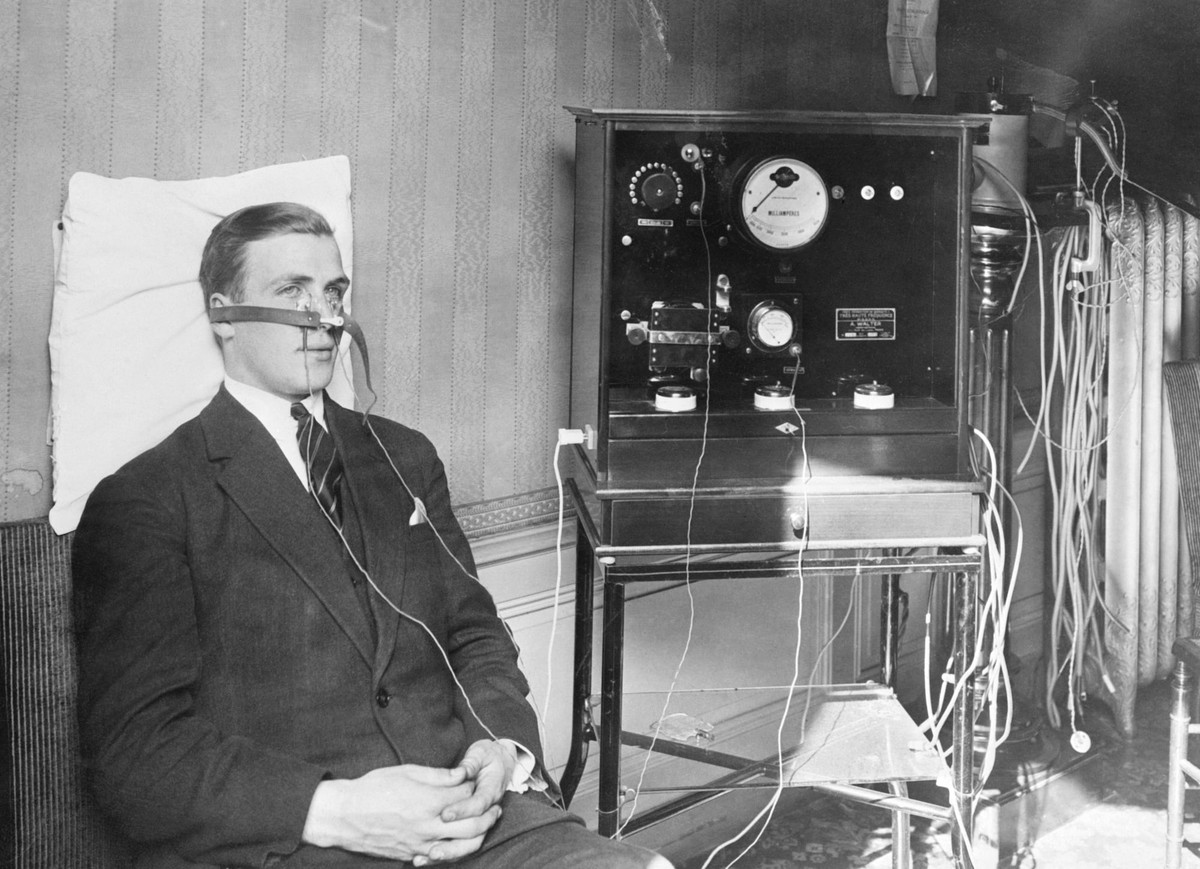 Giáo sư Bordier tại đại học Lyon, Pháp tuyên bố cỗ máy này có thể điều trị cho những người bị cảm cúm chỉ trong vài phút. Đích thân ông sử dụng cỗ máy để kiểm tra hiệu quả.