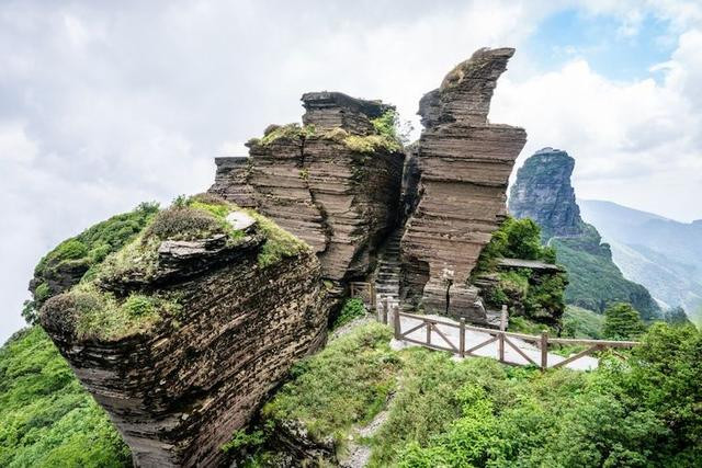 Ngoi chua ky bi tren ngon nui cao 2.000m quanh nam may phu-Hinh-2