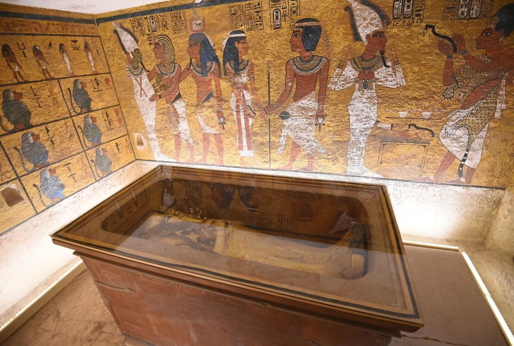 Trong suốt gần 100 năm, nhiều giả thuyết về lăng mộ của Tutankhamun với nơi an nghỉ ngàn thu của nữ hoàng Nefertiti được lan truyền rộng rãi.