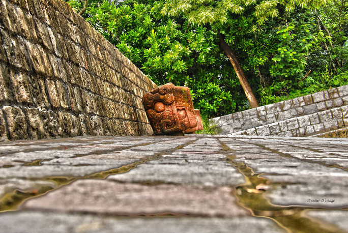 Người ta cho rằng, "Thành phố Trắng" từng tồn tại một nền văn minh cực phát triển và giàu có. Nền văn minh này từng thực hiện những lễ hiến tế con người và động vật rùng rợn để dâng lên thần Khỉ - vị thần được coi là tối cao của người dân thời tiền Columbia từng sinh sống ở đây.