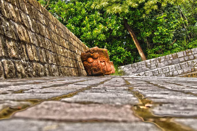 Người ta cho rằng, "Thành phố Trắng" từng tồn tại một nền văn minh cực phát triển và giàu có. Nền văn minh này từng thực hiện những lễ hiến tế con người và động vật rùng rợn để dâng lên thần Khỉ - vị thần được coi là tối cao của người dân thời tiền Columbia từng sinh sống ở đây.