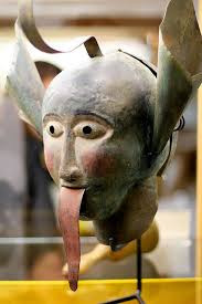 Theo đó, một số mặt nạ có thêm chiếc lưỡi dài nhằm tượng trưng cho những kẻ hay "buôn chuyện".