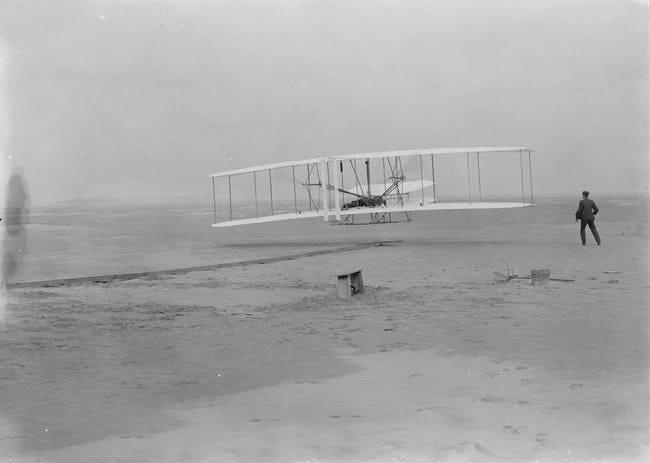 Chuyến bay đầu tiên trong lịch sử loài người chụp ngày 17/12/1903. Khi ấy, Orville Wright trở thành phi công đầu tiên trên thế giới khi thực hiện chuyến bay lịch sử kéo dài 12 giây, vượt 91,44m. Đây là một trong những sự kiện đầu tiên trong lịch sử được nhiều người biết đến nhất.