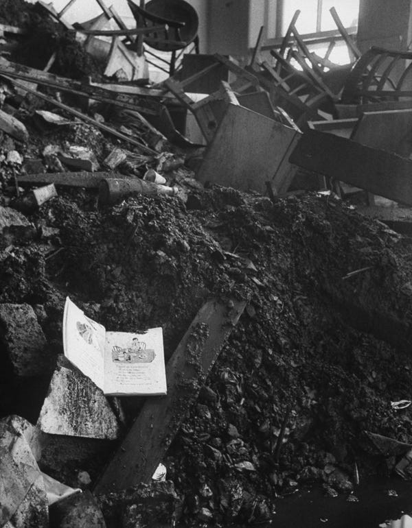 Theo đó, thảm kịch tồi tệ đã xảy đến với 144 người tại làng Aberfan năm 1966.