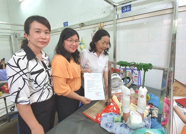 Khai sinh cho be 4 thang bi bo danh gay chan: Mang ho me, ten cha de trong-Hinh-2