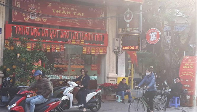 Ngay Via Than tai 'thoi' corona: Co con xep hang mua vang?-Hinh-2