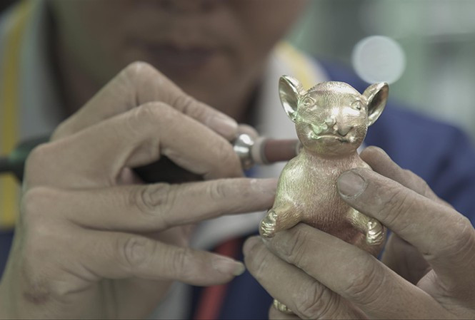 Ngay Via Than tai 'thoi' corona: Co con xep hang mua vang?