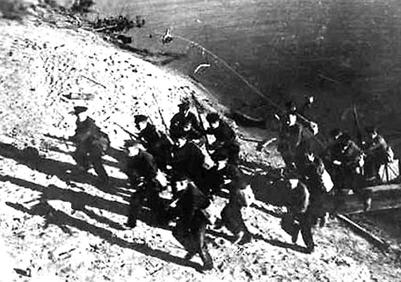 Kết thúc trận chiến, phát xít Đức bị Liên Xô đánh bại. Vào ngày 2/2/1943, quân Đức quốc xã và đồng minh ở Stalingrad đồng loạt treo cờ trắng xin hàng.