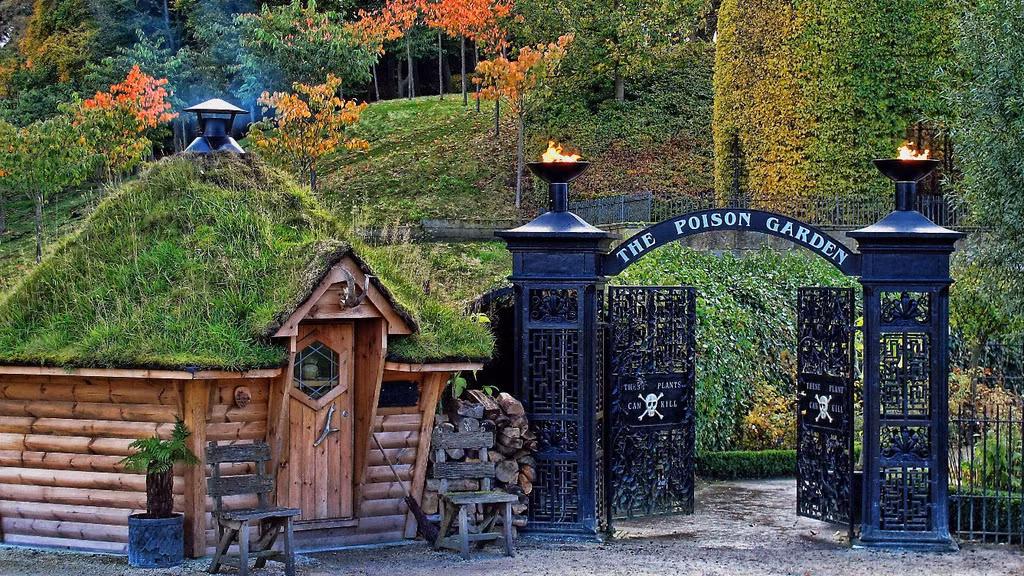 Theo đó, những cây cối trong khu vườn Độc dược đều có thể dễ dàng đoạt mạng một người nếu sơ sảy chạm vào.