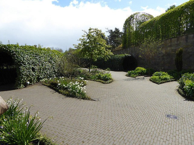 Ngoài ra, các hướng dẫn viên được đào tạo kỹ lưỡng làm công việc giám sát để du khách không chạm vào các loài cây độc.