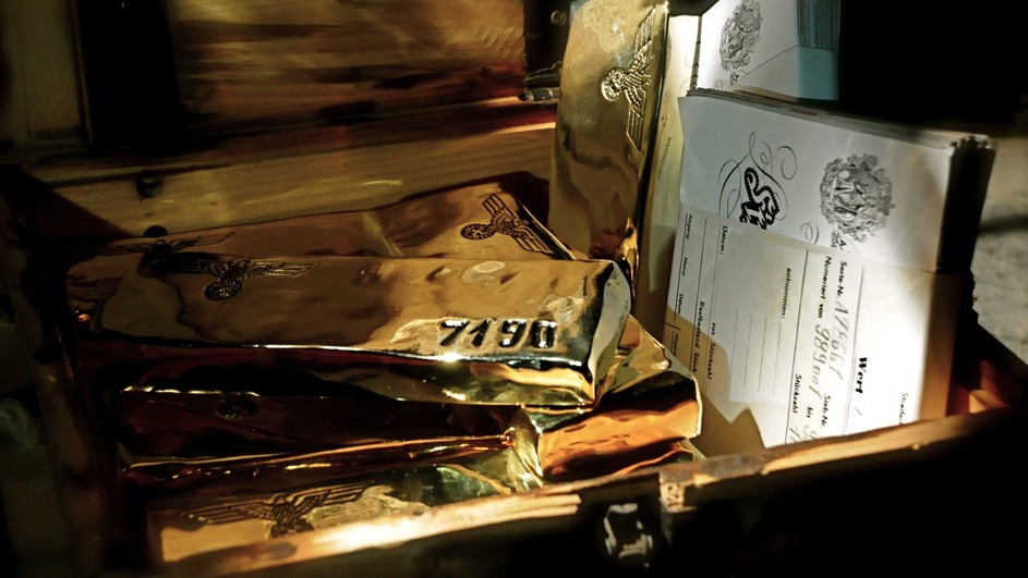 Trước khi đại bại, trùm phát xít Hitler đã ra lệnh cho cấp dưới cất giấu số vàng khổng lồ trên. Một số tin đồn cho rằng, kho báu khủng được cất giấu dưới hồ Toplitz ở Áo.