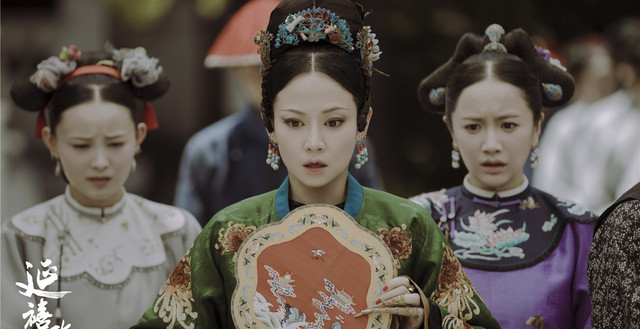 Trong khi ấy, những phi tần, mỹ nữ có địa vị thấp trong hậu cung sẽ phải thực hiện tuẫn táng theo hoàng đế sau khi nhà vua băng hà.