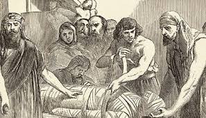 Sau cùng, thợ ướp xác sẽ đặt một chiếc mặt nạ vàng lên gương mặt xác ướp pharaoh.