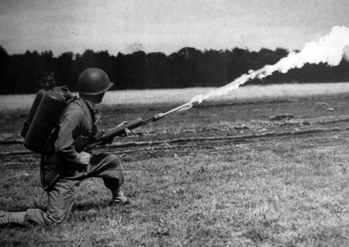 Trong Chiến tranh thế giới 1, quân đội Đức là lực lượng quân sự đầu tiên sử dụng súng phun lửa trên chiến trường. Loại vũ khí này có thể thiêu rụi mục tiêu ở cách xa 40m.