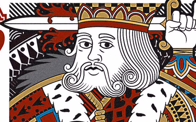 Về thanh kiếm trên đầu nhà vua, một số người cho rằng vua Charles VII của Pháp mới chính là người xuất hiện trên lá bài K cơ. Vị vua này mắc bệnh tâm thần nặng nên trong lúc điên loạn đã dùng kiếm tự sát bằng cách đâm vào đầu.