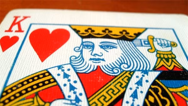 Tất cả chỉ là giả thuyết. Đến nay, giới chuyên gia vẫn chưa tìm ra lời giải chính xác về chi tiết thanh kiếm cắm vào đầu nhà vua trên lá bài K cơ. video: Tái hiện trận chiến lịch sử của hoàng đế Napoleon (nguồn: VCT14)