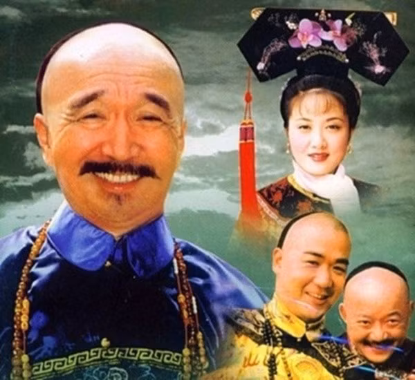 Ngay cả khi bị đày, Lưu Dung cũng tìm cách nâng được bức tượng Quan Âm khổng lồ lên trên cao để giúp đỡ dân chúng. Vị quan lưng gù này còn cứu nguy cho triều đình trước những lần sứ giả nước ngoài gây khó dễ.