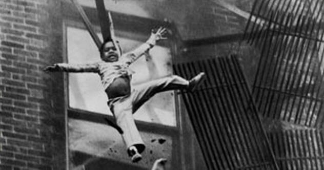 Khoảng khắc "thót tim" một em bé rơi xuống từ một tòa nhà tại Boston, Massachusetts, Mỹ năm 1975. Nhiếp ảnh gia Stanley Forman chụp được bức ảnh gây ám ảnh người xem khi tòa nhà này xảy ra vụ hỏa hoạn nghiêm trọng.