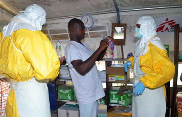 Đặc biệt, virus Ebola có thể sống tới 1 năm sau khi người bệnh được điều trị khỏi mà không có biểu hiện bệnh.