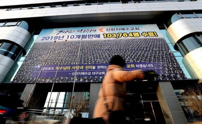 Thêm nữa, mọi thành viên của giáo phái Tân Thiên Địa bị cách ly để ngăn chặn sự lây nhiễm của dịch bệnh cũng tìm cách tạo thêm nguồn ngân sách bổ sung chống dịch.