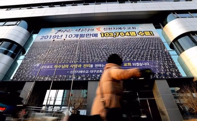 Thêm nữa, mọi thành viên của giáo phái Tân Thiên Địa bị cách ly để ngăn chặn sự lây nhiễm của dịch bệnh cũng tìm cách tạo thêm nguồn ngân sách bổ sung chống dịch.