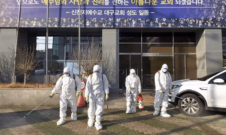 Sự việc này bắt đầu khi một phụ nữ 27 tuổi ở Ulsan được xác nhận dương tính với nCoV ngày 22/2. Người này đã tham dự buổi lễ vào ngày 9/2 tại nhà thờ Jesus của chi nhánh Tân Thiên Địa ở Daegu. Tiếp đến, hơn 100 người nhiễm nCoV trong một buổi lễ khác ở nhà thờ ở Ulsan ngày 16/2.